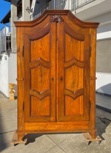 Nussbaumschrank aus dem Piemont, 18. Jahrhundert